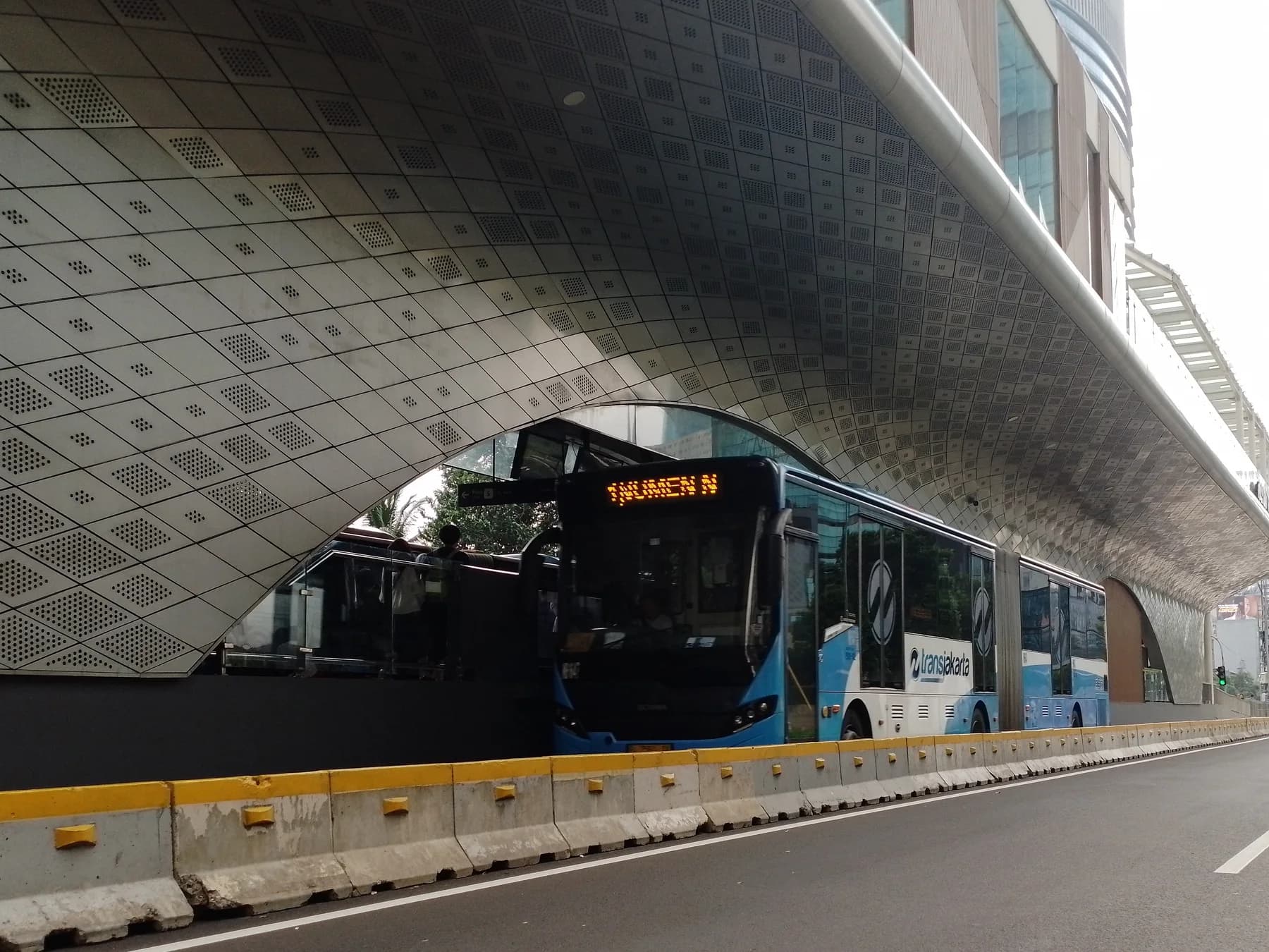 Bus Transjakarta tiba di Halte Tosari, Jakarta